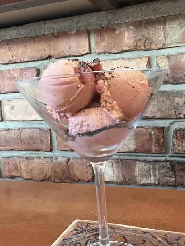 Sorbetto ai frutti di bosco in coppa con granella