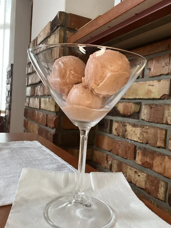 Sorbetto rosa in coppa da cocktail